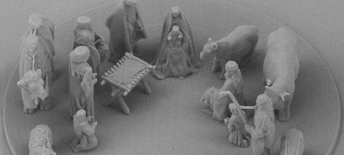 Μικροσκοπική φάτνη, αόρατη στο γυμνό μάτι έκανε δώρο η Λιθουανία στον Πάπα (εικόνες)